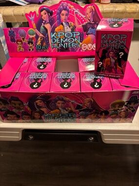 K-pop demon hunters Mystery Collectible - Pink